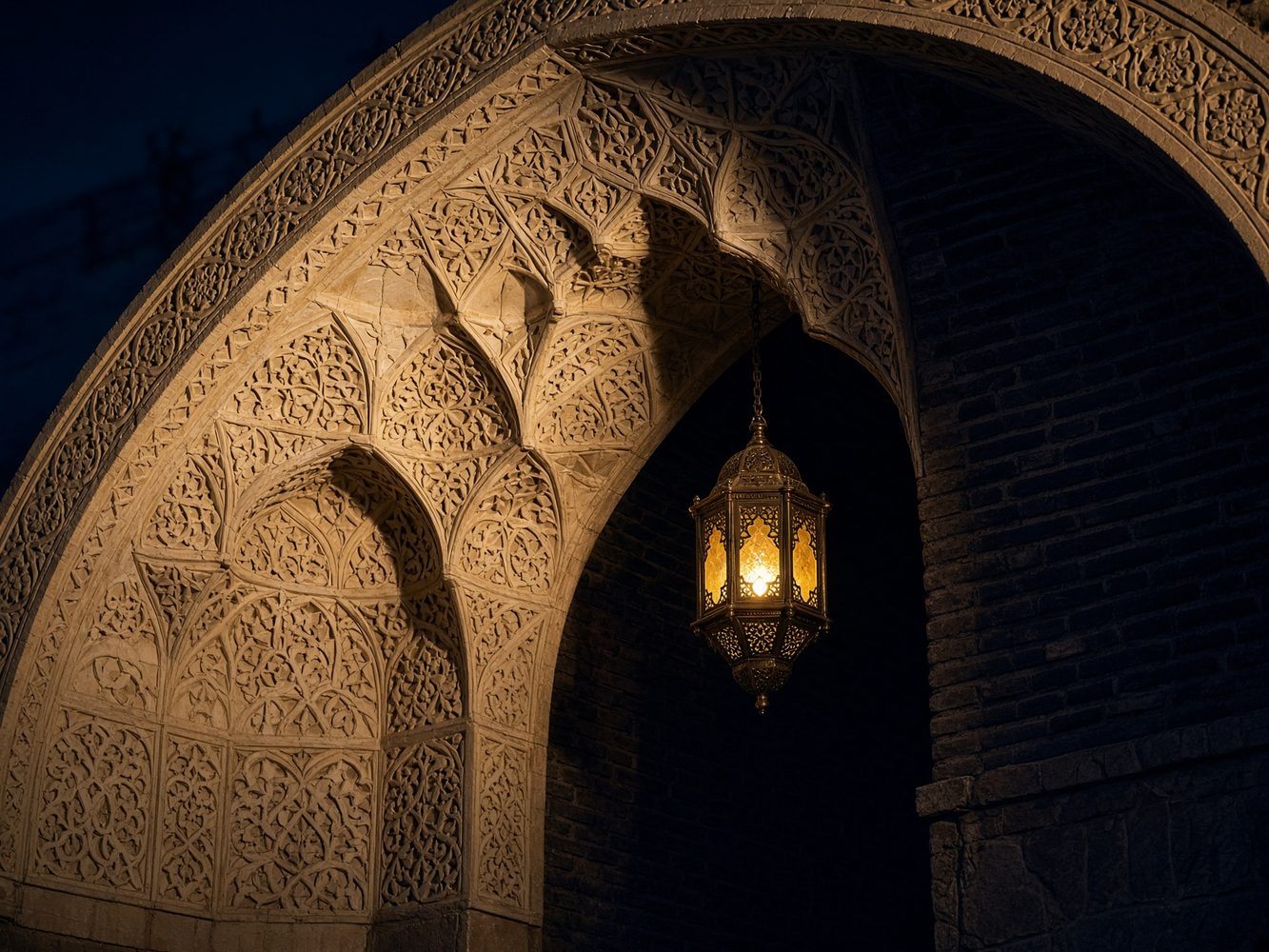نمایی از معماری اصفهان در شب